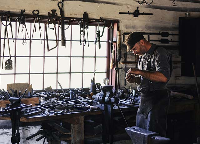 Handwerker in der Werkstatt